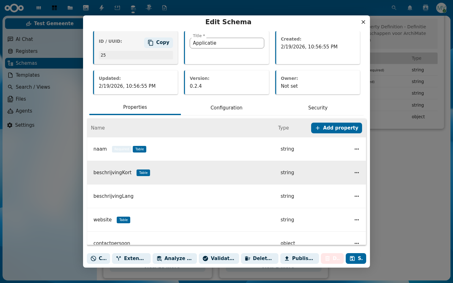 Properties-tabblad met een lijst van eigenschappen, badges voor Required en Table, en de knop Add property
